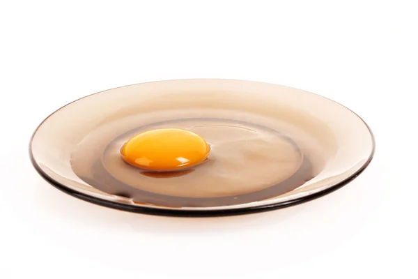 Cracked hen's egg in the glass plate isolated on white — Stock Photo, Image