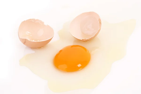 Un œuf de poule fêlé isolé sur blanc — Photo