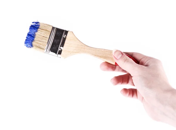 Fırça ve üzerinde beyaz izole mavi boya ile el — Stok fotoğraf
