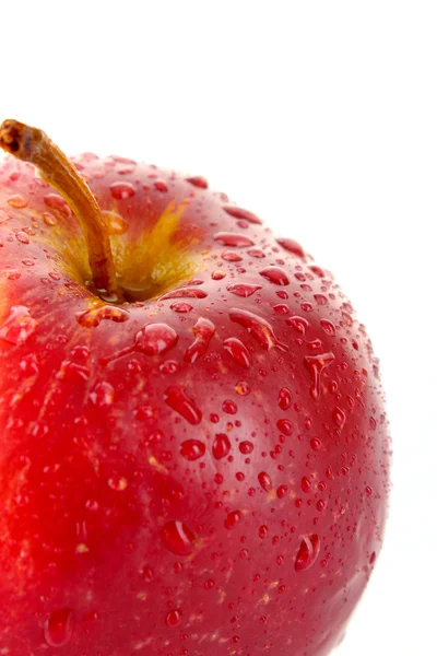 Manzana roja aislada en blanco con gotas de agua — Foto de Stock