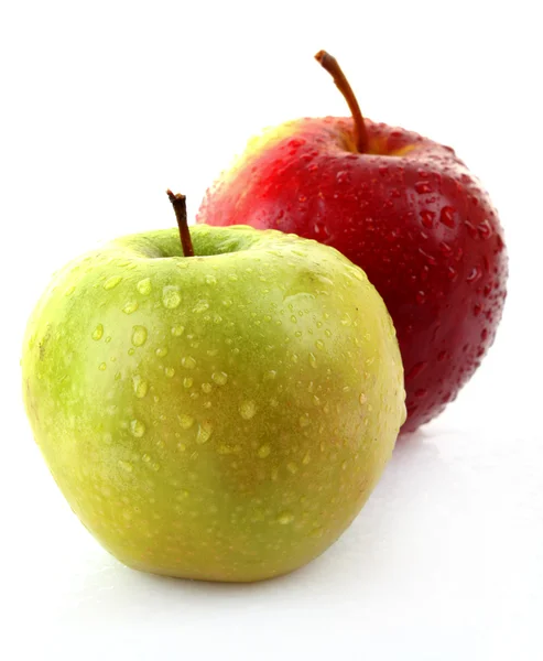 白で隔離された赤と緑のリンゴ — ストック写真