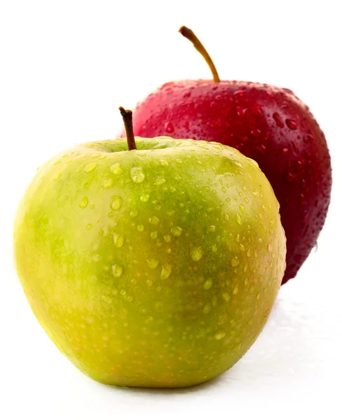 Červená a zelená jablka izolovaná na bílém — Stock fotografie