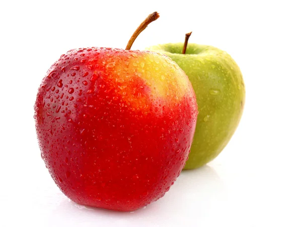 Rote und grüne Äpfel isoliert auf weiß — Stockfoto