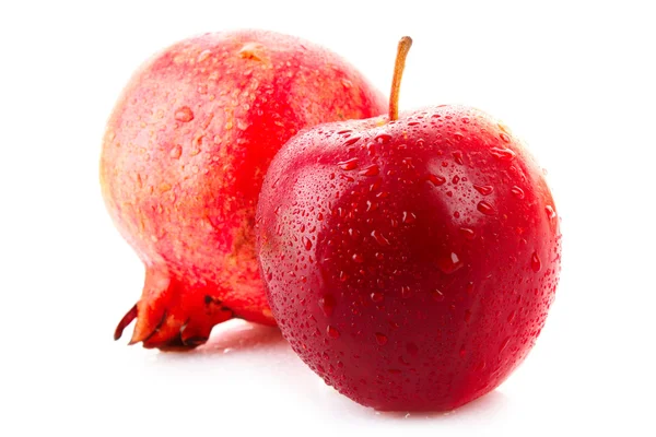 Granat i jabłko na białym tle — Zdjęcie stockowe
