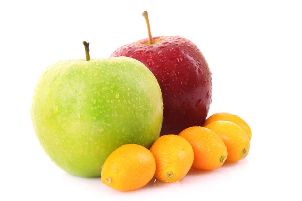 Jabłka i kumquates na białym tle — Zdjęcie stockowe
