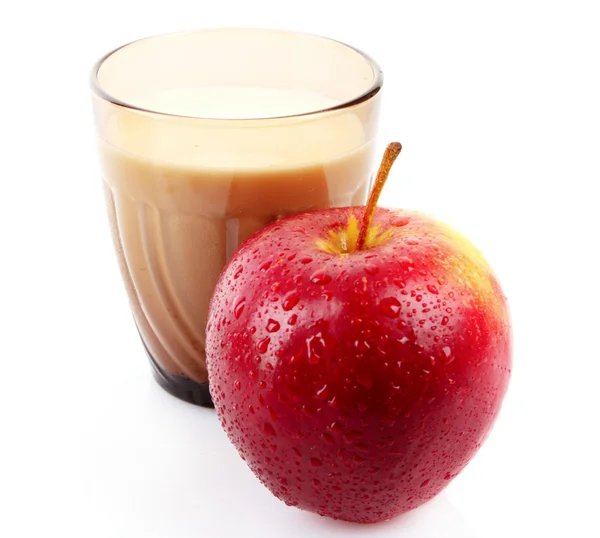 Copo com leite e maçã — Fotografia de Stock