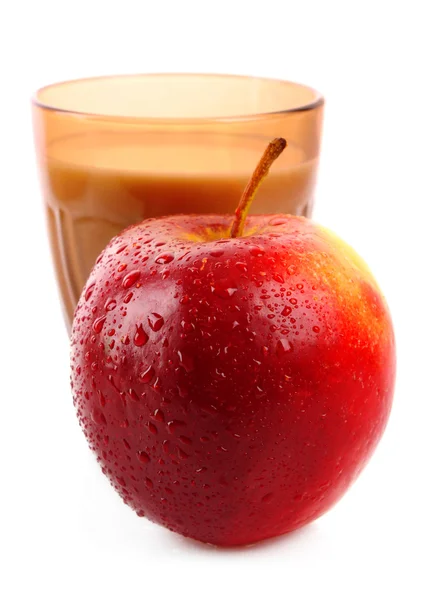 Ποτήρι με το γάλα και το μήλο που απομονώνονται σε λευκό — Φωτογραφία Αρχείου