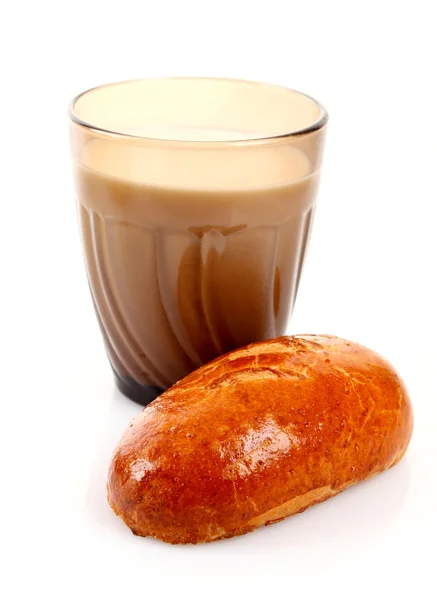 牛奶和面包上白色隔离 — 图库照片
