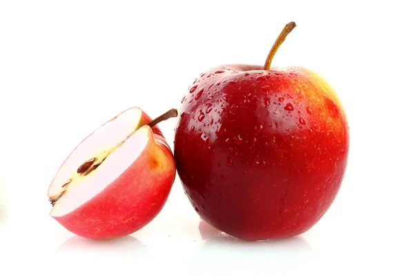 Kırmızı elma ve elma üzerine beyaz izole yarısı — Stok fotoğraf