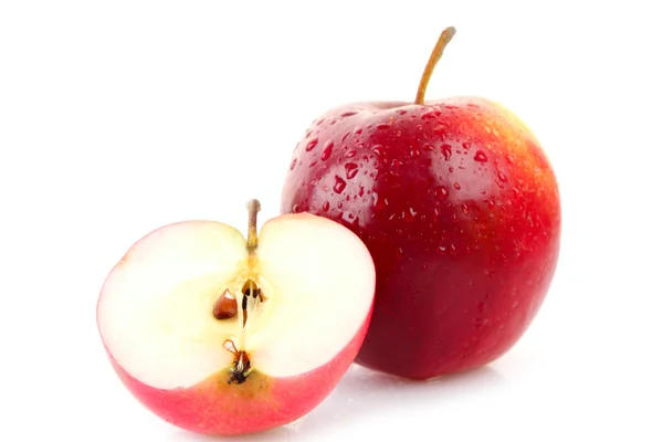 Maçã vermelha e metade da maçã isolada em branco — Fotografia de Stock