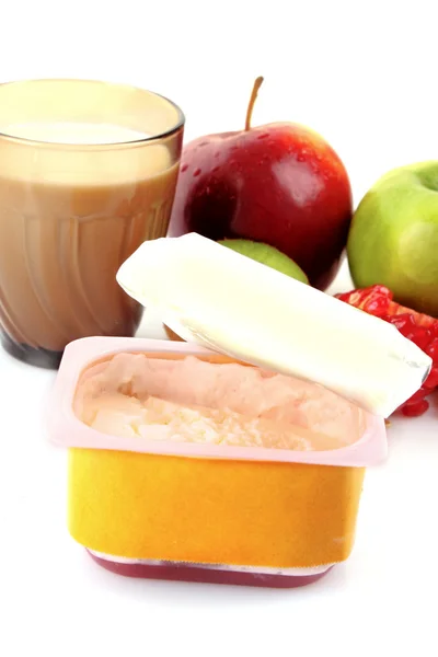 Iogurte, leite e frutas isoladas em branco — Fotografia de Stock