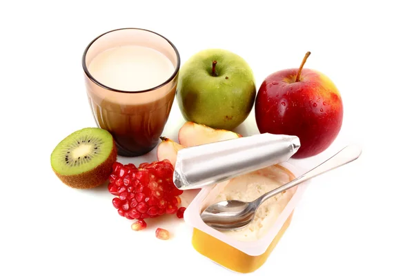 Yoghurt, müsli, mjölk och frukt isolerad på vit — Stockfoto