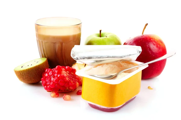 Yogur, muesli, leche y frutas aisladas en blanco — Foto de Stock