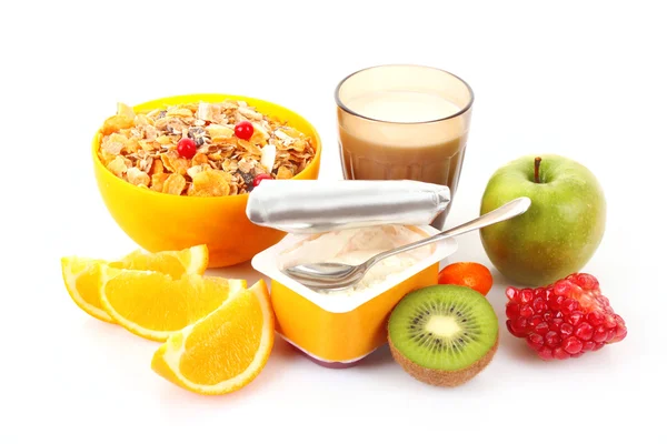 Yogurt, muesli, latte e frutta isolati su bianco — Foto Stock