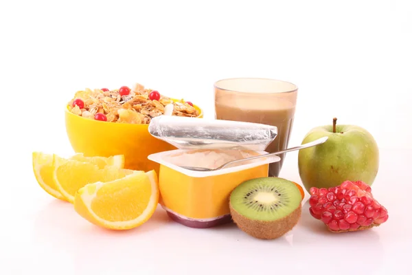 Jogurt, müsli, mléko a ovoce izolovaných na bílém — Stock fotografie