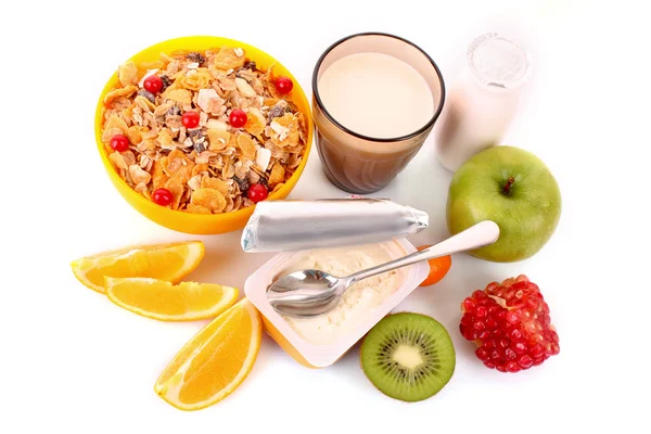 Jogurtti, mysli, maito ja hedelmät eristetty valkoinen — kuvapankkivalokuva