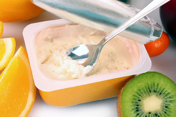 Iogurte e frutas isoladas em branco — Fotografia de Stock