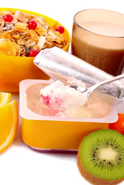 Iogurte, muesli, leite e frutas isoladas em branco — Fotografia de Stock