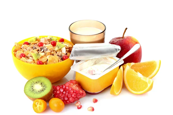 Yoğurt, müsli, süt ve meyve üzerinde beyaz izole — Stok fotoğraf