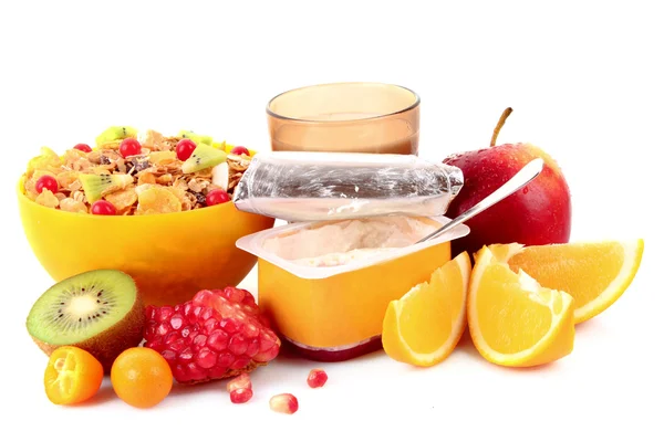 요구르트, muesli, 우유와 과일 흰색 절연 — 스톡 사진