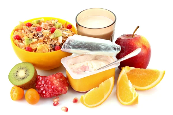Jogurty, musli, mleko i owoce na białym tle — Zdjęcie stockowe