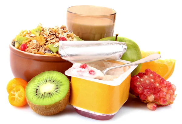 Йогурт, мюслі, молоко та фрукти ізольовані на білому — стокове фото