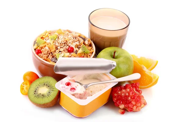 Yogur, muesli, leche y frutas aisladas en blanco — Foto de Stock