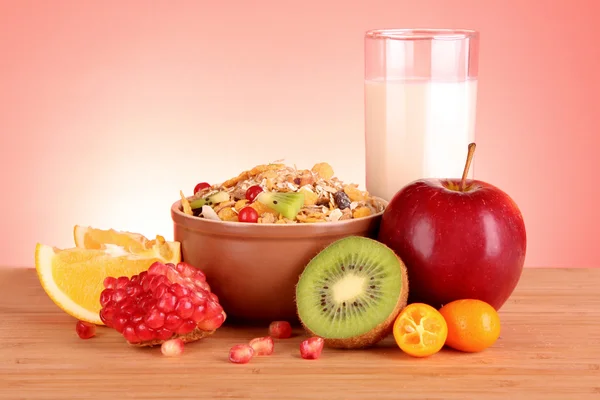 Muesli, latte e frutta su fondo rosso — Foto Stock