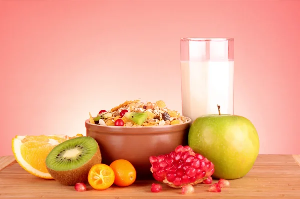 什锦麦片、 牛奶和水果上红色背景 — 图库照片