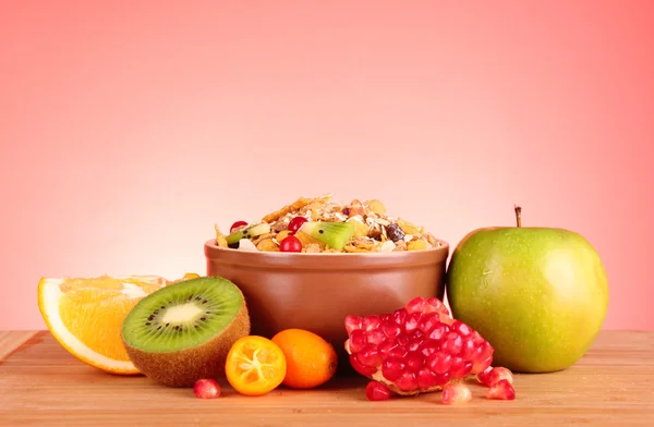 Muesli e frutas no fundo vermelho — Fotografia de Stock