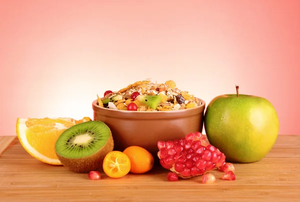 Muesli e frutta su fondo rosso — Foto Stock