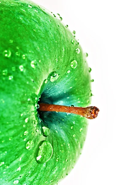 Primer plano de manzana verde con gotas de agua aisladas en blanco — Foto de Stock