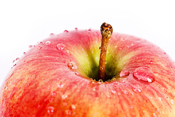 Красное яблоко крупным планом с водопадами изолированы на белом
