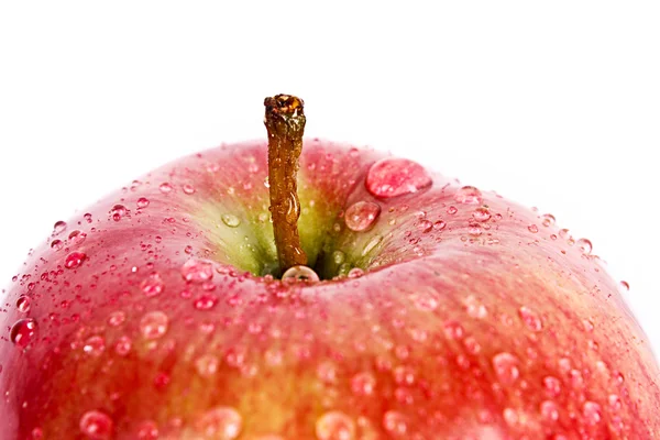 Κόκκινο μήλο closeup με σταγόνες νερού που απομονώνονται σε λευκό — Φωτογραφία Αρχείου