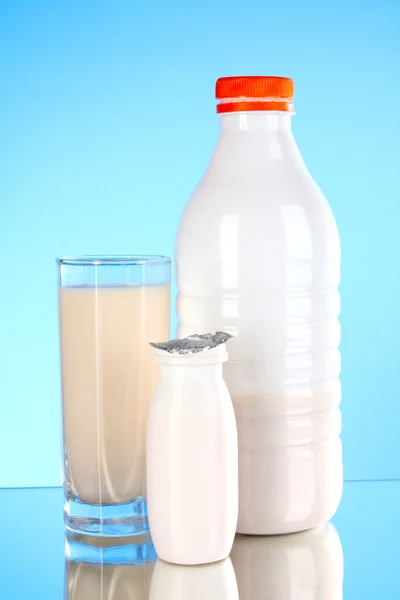 Mléčné výrobky na modrém pozadí — Stock fotografie