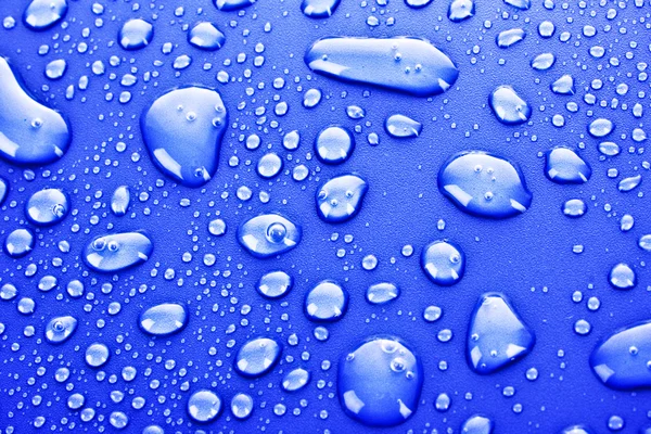 暗蓝色水滴背景 — 图库照片