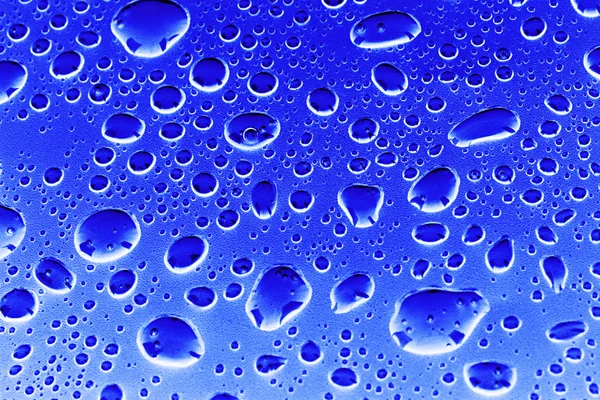 Donker waterdruppels blauwe achtergrond — Stockfoto