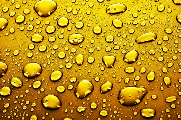 Krople wody złote tło — Zdjęcie stockowe