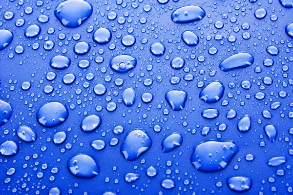 Темно-синий фон капель воды — стоковое фото