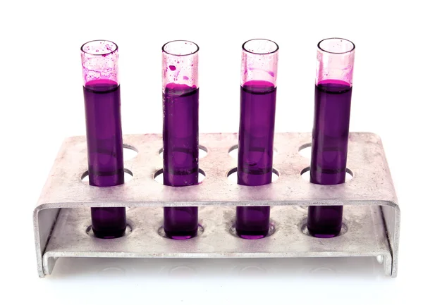 Tubes à essai médicaux avec liquide violet dans le support sur blanc — Photo
