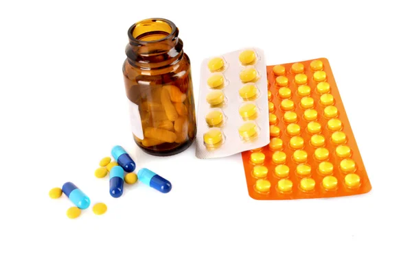 Frasco de comprimidos com comprimidos coloridos isolados sobre branco — Fotografia de Stock
