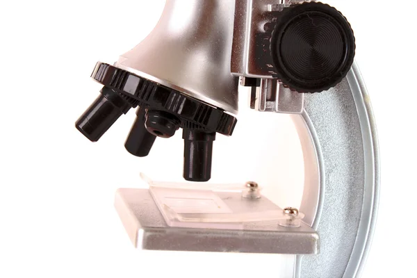 Microscope en métal de laboratoire en gros plan isolé sur blanc — Photo