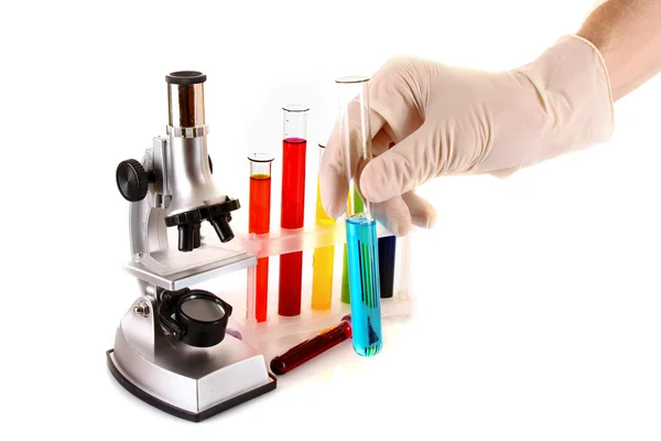 Microscópio de metal de laboratório e tubo de ensaio na mão com líquido é — Fotografia de Stock