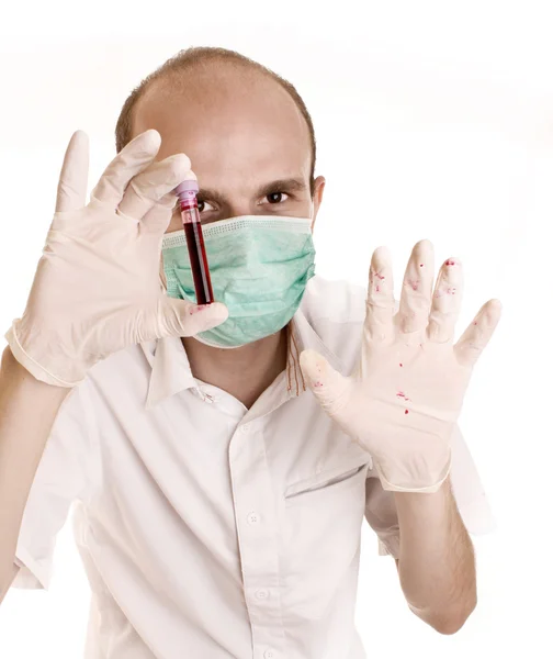 Молодий вчений-чоловік тримає пробірку крові ізольовано на білому — стокове фото