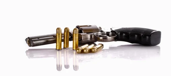 Kugeln und Revolver. keine echte Waffe (Feuerzeug)) — Stockfoto