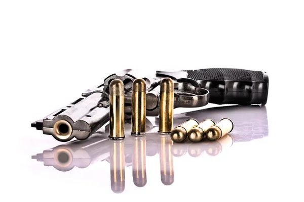 Odrážky a revolver. — Stock fotografie