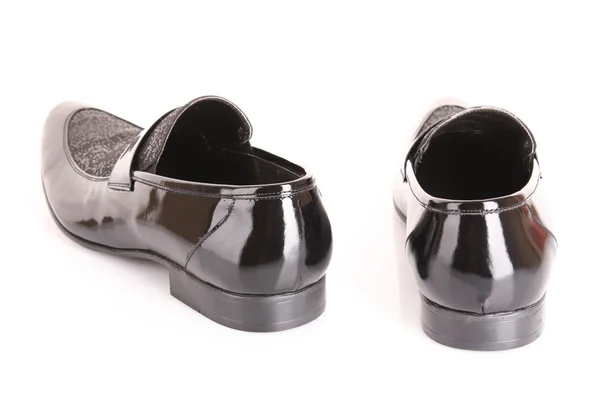 Siyah üzerine beyaz izole parlak Erkek Ayakkabı — Stok fotoğraf