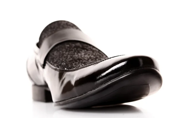 Siyah üzerine beyaz izole parlak Erkek Ayakkabı — Stok fotoğraf