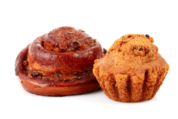Chleb z rodzynkami i muffin na białym tle — Zdjęcie stockowe