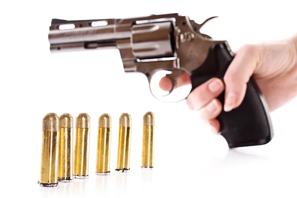 Пули и револьвер в руке. Не настоящий пистолет (легче) ) — стоковое фото